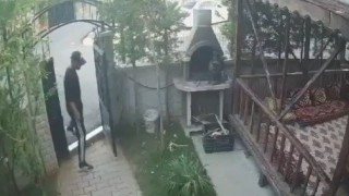 Semaver çalan hırsız kameralara yansıdı.
