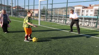 Serebral palsi hastası Arda futbolla moral buluyor: Tek istediği Icardi ile tanışmak