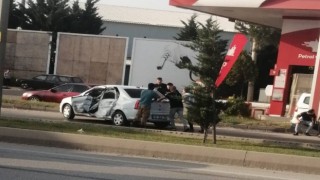 Servis otobüsü ile otomobil çarpıştı, 1 kişi yaralandı: Kaza anı kamerada