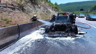 Seyir halinde alev alan lüks cip yanarak kullanılamaz hale geldi