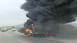 Seyir halindeki kamyonet alev alev yandı