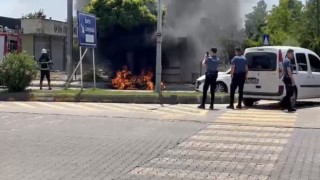 Seyir halindeki motosiklet alev alev yandı