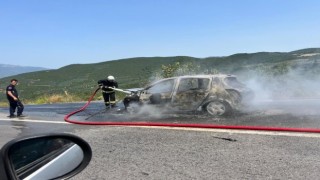 Seyir halindeki otomobil alev topuna döndü