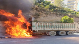 Seyir halindeki tır, alev alev yandı