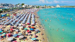 Sıcak havadan bunalan tatilciler soluğu deniz kenarında aldı