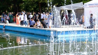 Sıcak havadan kaçan Erzincanlılar soluğu parklarda alıyor