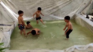 Sıcaktan bunalan çocuklar için bahçesine minyatür havuz yaptı