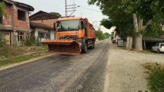 Sıcaktan eriyen asfalta karayolları ekiplerince mıcır döküldü