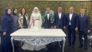 Siirt Valisi Hacıbektaşoğlu, şehit ailesinin mutluluğunu paylaştı