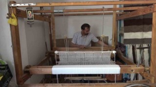 Siirtli Faraç usta dede mesleği battaniye dokumacılığını 40 yıldır sürdürüyor