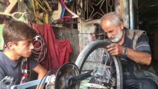 Siirtte 65 yaşındaki usta 40 yıldır bisiklet tamir ediyor