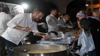 Sındırgıda yüzlerce kişiye aşure dağıtıldı