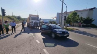 Sinopta kamyon kırmızı ışıkta otomobile çarptı: 1 yaralı