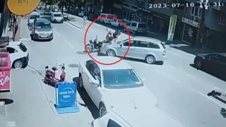 Siparişe giden kuryeye otomobil çarptı