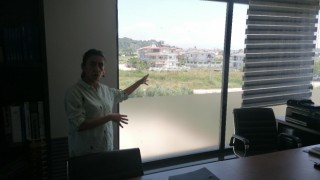 Sokaktaki araçtan açılan ateş iş yerinde paniğe neden oldu