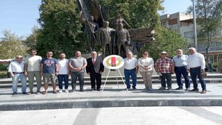 Sökeli Gazeteciler 24 Temmuz nedeniyle çelenk sundu