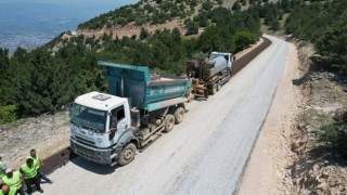 Spil Dağı yolunda sathi kaplama çalışması başladı