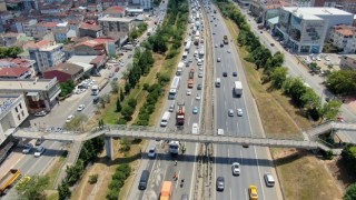 Sultanbeylide hafriyat kamyonunun damperi üst geçide çarptı
