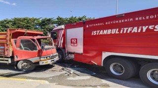 Sultanbeylide kamyon ile itfaiye aracı çarpıştı