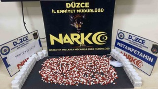 Şüphe üzerine durdurulan araçtaki şahısların üzerinden uyuşturucu çıktı