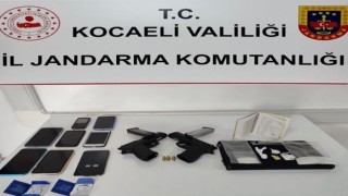 Şüpheli araçtan uyuşturucu, silah ve 7 telefon ele geçirildi