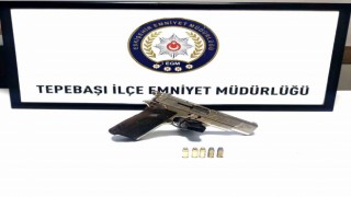 Şüpheli şahsın üst aramasında silah ele geçirildi
