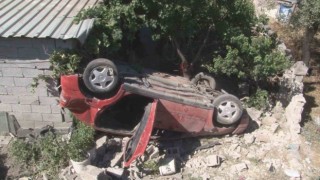 Takla atan otomobil eve girdi: 5 yaralı