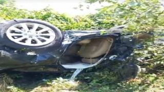 Taklalar atarak şarampole uçan otomobilin sürücüsü hayatını kaybetti