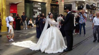 Taksim Meydanında düğün fotoğrafı çektiren gelin ve damada yoğun ilgi