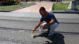 Taksimde bir vatandaş asfaltta yumurta pişirip yedi