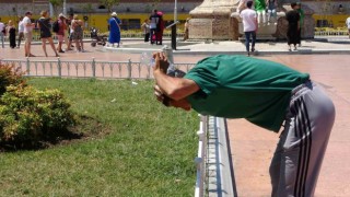 Taksimde sıcaktan bunalan vatandaş kafasına süs havuzuna soktu