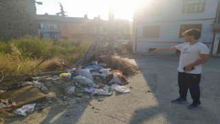 Tarihi bölgeye şuursuzca atılan çöp ve molozlar görüntüler oluşturdu