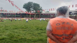 Tarihi efsanede yağmur altında kıran kırana yağlı güreş