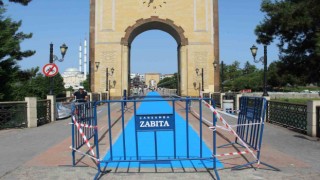 Tarihi Köprüye ‘mavi yol