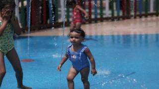 Tarihin en sıcak gününde çocuklar su parkına akın etti