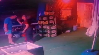 Tartıştığı kadına tokat attı