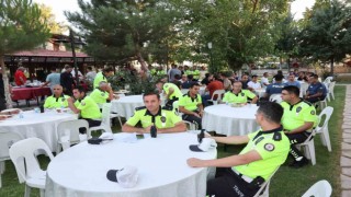 Tayini çıkan polislere veda yemeği