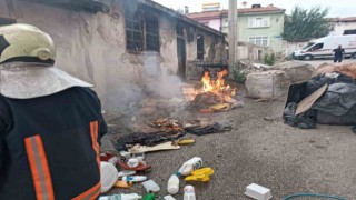 Tek katlı ev, yangında kullanılmaz hale geldi