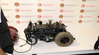 Tekerlekli sandalyenin aküsüne gizlenmiş 8 kilogram uyuşturucu yakalandı