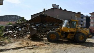 Tekirdağda metruk bina kepçeyle yıkıldı