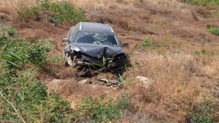 Telefon direğini yıkıp şarampolden aşağı düşen otomobilde 4 kişi yaralandı
