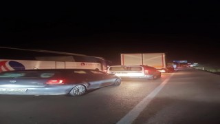 TEM Otoyolundaki heyelan sebebiyle Ankara-İstanbul yolu trafiğe kapandı