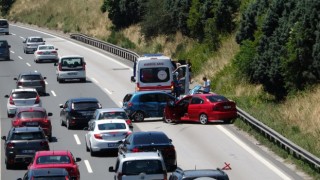 TEMde 2 otomobil çarpıştı, uzun araç kuyruğu oluştu