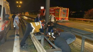TEMde tırdan devrilen yüklere otomobil çarptı, trafik felç oldu: 3 yaralı