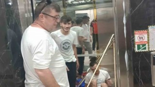Temizlik yapan 3 genç asansörde mahsur kaldı