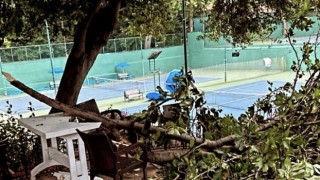 Tenis kortu yağışlara teslim oldu