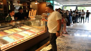 Termometre 44 dereceyi buldu, serinlemek isteyen kanala atladı, dondurma yedi