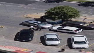 Ters yönden girdi, karşısındaki araç sürücüsü yol vermeyince lastiği patlatıp kaçtı