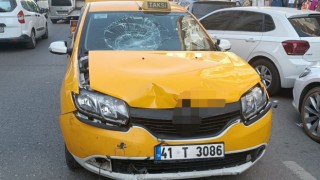 Ticari taksi ile çarpışan motosikletli metrelerce savruldu: O anlar kameraya yansıdı