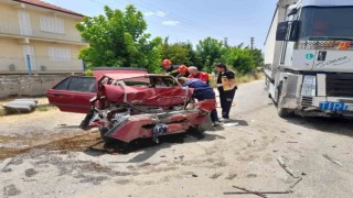 Tır ile otomobil kafa kafaya çarpıştı: 2 yaralı